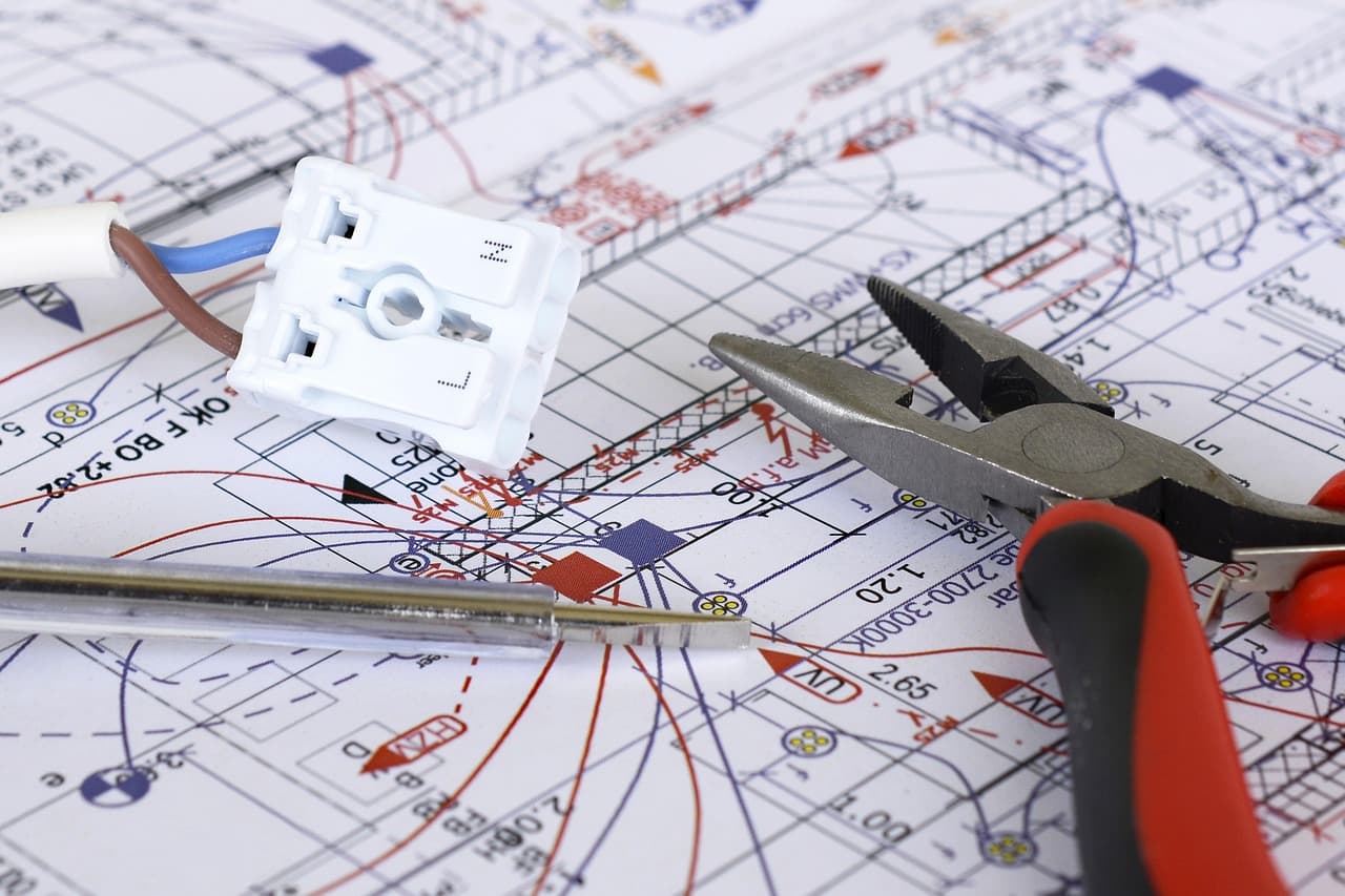 Elektrik tesisat planı üzerinde priz mekanizması, tornavida ve pense